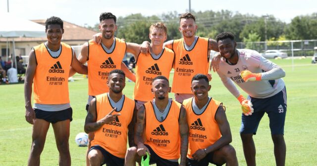 Bývalá hviezda Arsenalu prepustená Mikelom Artetom prekonala jeho podpis za Tréner Arsenalu Mikel Arteta s brankárom Arthurom Okonkwom v londýnskom Calney