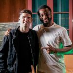 Bývalá hviezda Chelsea Oscar (vľavo, s bývalým spoluhráčom Jonom Obi Mikelom) sa chystá odísť do dôchodku po tom, čo údajne ochorel v Brazílii