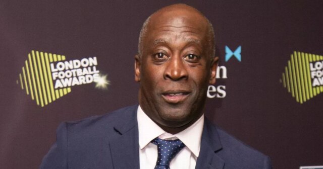 Bývalá hviezda Chelsea a Tottenhamu je teraz učiteľom matematiky na nepoznanie v novej práci
