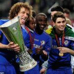 Bývalá hviezda Chelsea Oscar (vpravo) by mohol byť nútený odísť do dôchodku po tom, čo údajne ochorel v Brazílii