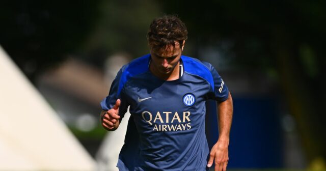 Zinho Vanheusden z FC Internazionale Primavera U20 v akcii počas tréningu FC Internazionale v BPER Training Center 13. júla 2024 v Miláne v Taliansku. 