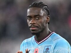 Bývalá hviezda Man Utd Axel Tuanzebe žaluje klub za 1 milión libier za údajnú lekársku nedbanlivosť Axel Tuanzebe z Burnley.