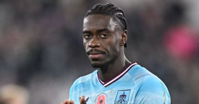 Bývalá hviezda Man Utd Axel Tuanzebe žaluje klub za 1 Axel Tuanzebe z Burnley.