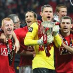 Ben Foster z Manchestru United pózuje s trofejou Carling Cup v roku 2009