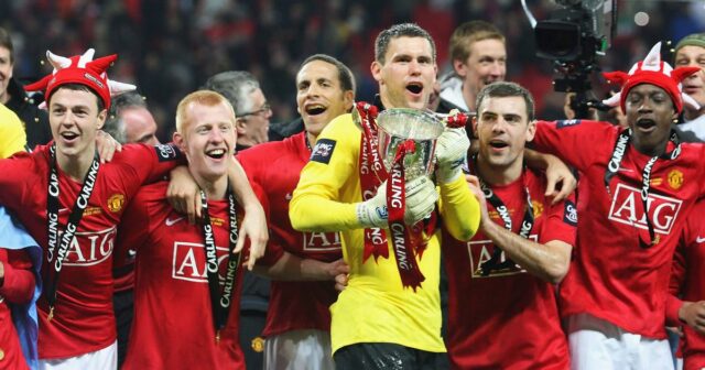 Ben Foster z Manchestru United pózuje s trofejou Carling Cup v roku 2009