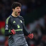 Senne Lammens z Manchestru United oslavuje prvý gól svojho tímu počas zápasu Premier League proti Brightonu