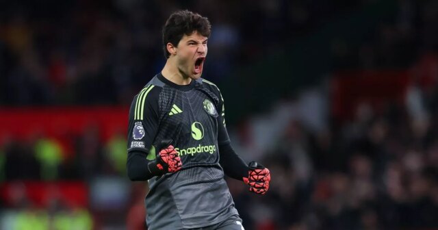 Senne Lammens z Manchestru United oslavuje prvý gól svojho tímu počas zápasu Premier League proti Brightonu