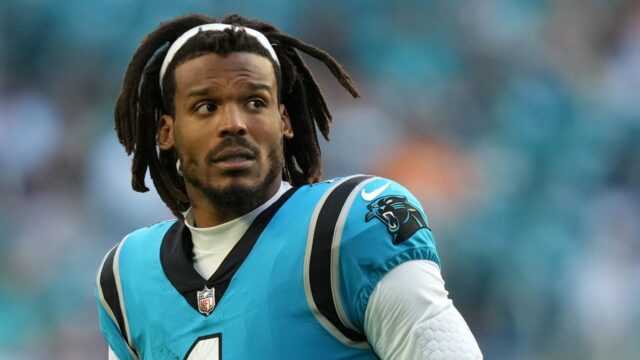 Bývalá hviezda NFL kritizuje vysokoškolské futbalové programy počas polčasového zápasu
