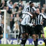 Shola Ameobi, Peter Ramage a Nolberto Solano z Newcastle United oslavujú počas zápasu Premier League medzi Newcastle United a Middlesbrough v St James' Park 2. januára 2006 v Newcastle v Anglicku.