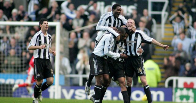 Shola Ameobi, Peter Ramage a Nolberto Solano z Newcastle United oslavujú počas zápasu Premier League medzi Newcastle United a Middlesbrough v St James' Park 2. januára 2006 v Newcastle v Anglicku.
