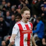 Denver Hume zo Sunderlandu strieľa druhý gól a oslavuje so spoluhráčmi počas zápasu Sky Bet League One medzi Sunderlandom a Wycombe Wanderers na Stadium of Light 11. januára 2020 v Sunderlande v Anglicku.