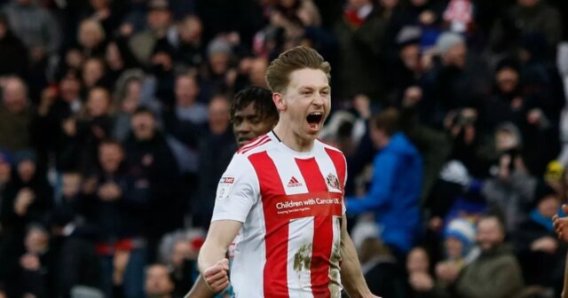 Bývalá hviezda Sunderlandu utrpela počas tréningu zranenie mozgu po „neškodnej“ Denver Hume zo Sunderlandu strieľa druhý gól a oslavuje so spoluhráčmi počas zápasu Sky Bet League One medzi Sunderlandom a Wycombe Wanderers na Stadium of Light 11. januára 2020 v Sunderlande v Anglicku.