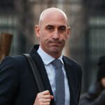 Bývalému šéfovi španielskej futbalovej federácie Rubialesovi na krste knihy hádžu vajíčka