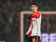 Bývalý hrdina Man United Robin van Persie odovzdá svojmu podobnému synovi svoj debut na Feyenoord v „špeciálnom“ momente – napriek tomu, že ho označil za „porazeného“! Tréner Feyenoordu Robin van Persie odovzdal svojmu synovi debut v prvom tíme vo štvrtok večer proti Celticu