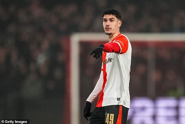 Bývalý hrdina Man United Robin van Persie odovzdá svojmu podobnému Tréner Feyenoordu Robin van Persie odovzdal svojmu synovi debut v prvom tíme vo štvrtok večer proti Celticu