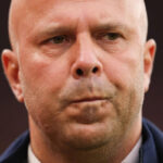 Bývalý kapitán Liverpoolu žiada trpezlivosť nad Arnem Slotom