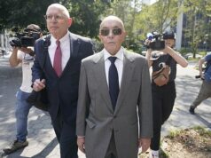 Bývalý majiteľ Tottenhamu Joe Lewis, 88, omilostený Donaldom Trumpom – rok po tom, čo britský miliardár dostal pokutu 4 milióny libier za dôverné obchodovanie a sprisahanie Bývalý majiteľ Spurs Joe Lewis dostal dnes milosť od Donalda Trumpa po tom, čo bol minulý rok odsúdený za podvody s cennými papiermi