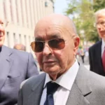 NEW YORK, NEW YORK – 26. júla: Britský miliardársky vlastník Tottenham Hotspur Joe Lewis je v sprievode svojich právnikov po odchode z federálneho súdu na Manhattane 26. júla 2023 v New Yorku. Lewis sa prihlásil po tom, čo bol obvinený zo zosnovania plánu obchodovania s dôvernými informáciami, aby obohatil svojich priateľov, milencov a zamestnancov, vrátane dvoch pilotov súkromných lietadiel. (Foto: Michael M. Santiago/Getty Images)