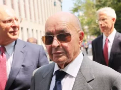 Bývalý majiteľ Tottenhamu Joe Lewis chce získať milosť od Donalda Trumpa, ale do Spurs sa už nevráti NEW YORK, NEW YORK – 26. júla: Britský miliardársky vlastník Tottenham Hotspur Joe Lewis je v sprievode svojich právnikov po odchode z federálneho súdu na Manhattane 26. júla 2023 v New Yorku. Lewis sa prihlásil po tom, čo bol obvinený zo zosnovania plánu obchodovania s dôvernými informáciami, aby obohatil svojich priateľov, milencov a zamestnancov, vrátane dvoch pilotov súkromných lietadiel. (Foto: Michael M. Santiago/Getty Images)