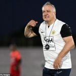 Dick Advocaat sa nemohol zúčastniť na žrebovaní Curacaa na Jamajke, pretože jeho manželka ochorela