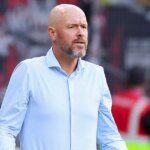 LEVERKUSEN, NEMECKO – 23. AUGUSTA: Erik Ten Hag, hlavný tréner Bayeru Leverkusen, sleduje zápas Bundesligy medzi Bayerom 04 Leverkusen a TSG Hoffenheim v BayArena 23. augusta 2025 v nemeckom Leverkusene. (Foto: Christof Koepsel/Getty Images)