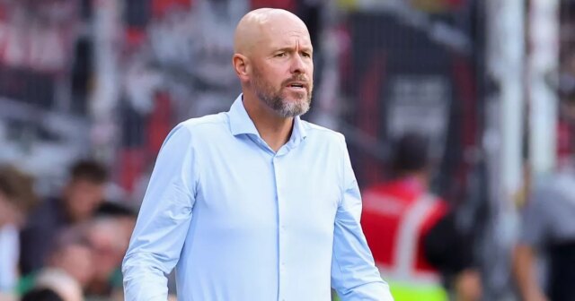 Bývalý šéf Utd Erik ten Hag odmietol novú prácu po LEVERKUSEN, NEMECKO – 23. AUGUSTA: Erik Ten Hag, hlavný tréner Bayeru Leverkusen, sleduje zápas Bundesligy medzi Bayerom 04 Leverkusen a TSG Hoffenheim v BayArena 23. augusta 2025 v nemeckom Leverkusene. (Foto: Christof Koepsel/Getty Images)