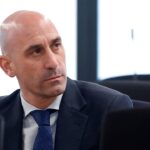 Bývalý španielsky futbalový šéf Luis Rubiales, ktorý strýko zasypal vajíčkami na knižnom podujatí