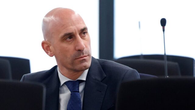 Bývalý španielsky futbalový šéf Luis Rubiales, ktorý strýko zasypal vajíčkami Bývalý španielsky futbalový šéf Luis Rubiales, ktorý strýko zasypal vajíčkami na knižnom podujatí