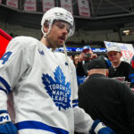 Bývalý útočník Maple Leafs mieri na Austona Matthewsa pri pomalom štarte