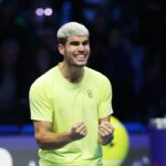 Jannik Sinner oslavuje počas semifinálového víťazstva nad Alexom de Minaurom (Getty Images)