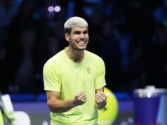 Carlos Alcaraz a Jannik Sinner pripravili zápas na ATP Finals v Turíne Jannik Sinner oslavuje počas semifinálového víťazstva nad Alexom de Minaurom (Getty Images)