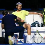 Jannik Sinner a Carlos Alcaraz si po finále ATP gratulujú (Getty Images)