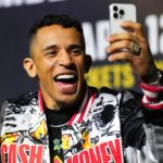 Carlos Prates napodobňuje oslavu Alexa Pereiru po tom, čo poslal Leona Edwardsa lietať s brutálnym KO