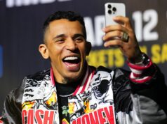 Carlos Prates napodobňuje oslavu Alexa Pereiru po tom, čo poslal Leona Edwardsa lietať s brutálnym KO Carlos Prates napodobňuje oslavu Alexa Pereiru po tom, čo poslal Leona Edwardsa lietať s brutálnym KO