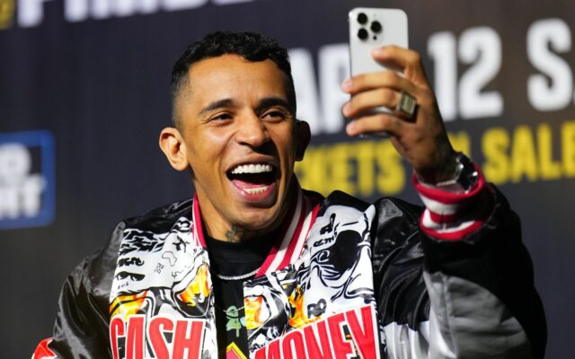 Carlos Prates napodobňuje oslavu Alexa Pereiru po tom, čo poslal Carlos Prates napodobňuje oslavu Alexa Pereiru po tom, čo poslal Leona Edwardsa lietať s brutálnym KO