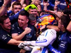 Carlos Sainz reaguje po tom, čo pre Williams zabezpečil svoje druhé pódium na GP Kataru F1 Carlos Sainz, Alexander Albon a šéf tímu Williams James Vowles v Baku - Zdroj: Getty