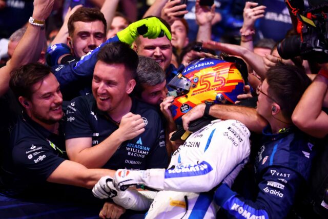 Carlos Sainz, Alexander Albon a šéf tímu Williams James Vowles v Baku - Zdroj: Getty