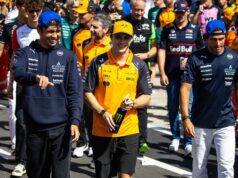 Carlos Sainz žiada zmenu ako „neprijateľný“ trest Oscara Piastriho v Brazílii pod žiarou reflektorov Oscar Piastri, Andrea Stella a Lando Norris z Veľkej Británie a McLarenF1 Grand Prix Talianska - Zdroj: Getty