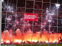 Carnage v Amsterdame, keď je zápas Ajaxu ukončený po obrovskom výbuchu ohňostrojov… a klub zaútočil na fanúšikov Obrovský výbuch ohňostroja za jednou z brán spôsobil, že hra nemohla pokračovať