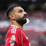 Mohamed Salah z Liverpoolu tlieska fanúšikom po zápase Premier League medzi Liverpoolom a Nottinghamom Forest na Anfielde 22. novembra...