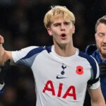 Lucas Bergvall z Tottenhamu Hotspur vyzerá skľúčene predtým, ako ho stiahli so zranením hlavy počas zápasu Premier League medzi Tottenham Hotspur a Chelsea na štadióne Tottenham Hotspur 1. novembra 2025 v Londýne v Anglicku.