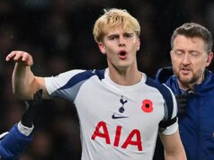 Časová os Bergvalla, aktualizácia Solanke, najnovšie Gray – správy o zranení Tottenhamu a dátumy návratu Lucas Bergvall z Tottenhamu Hotspur vyzerá skľúčene predtým, ako ho stiahli so zranením hlavy počas zápasu Premier League medzi Tottenham Hotspur a Chelsea na štadióne Tottenham Hotspur 1. novembra 2025 v Londýne v Anglicku.