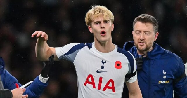 Lucas Bergvall z Tottenhamu Hotspur vyzerá skľúčene predtým, ako ho stiahli so zranením hlavy počas zápasu Premier League medzi Tottenham Hotspur a Chelsea na štadióne Tottenham Hotspur 1. novembra 2025 v Londýne v Anglicku.
