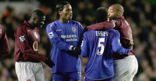 Clarke Carlisle bývalý hráč Queens Park Rangers počas zápasu Sky Bet Championship medzi Queens Park Rangers a Wolverhampton na Loftus Road 28. októbra 2017 v Londýne v Anglicku.