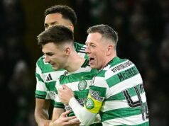 Celtic 4:0 Kilmarnock: Dočasný šéf Martin O’Neill udržiava domáce ohne po európskom trápení Kieranovi Tierneymu gratulujú jeho spoluhráči po tom, čo strelil svoj prvý keltský gól po siedmich rokoch