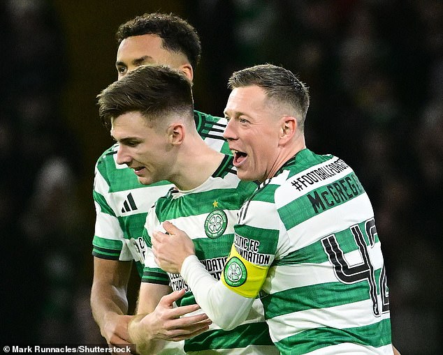 Celtic 4:0 Kilmarnock: Dočasný šéf Martin O'Neill udržiava domáce ohne Kieranovi Tierneymu gratulujú jeho spoluhráči po tom, čo strelil svoj prvý keltský gól po siedmich rokoch