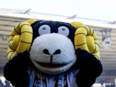 Chaos v FA Cupe: opitý maskot odprevadil z ihriska string