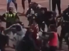 Chaotická futbalová bitka zaznamenala 17 poslaných v násilných scénach, keď bola polícia nútená použiť slzný plyn Po zápase v Bolívii sa strhla obrovská bitka.