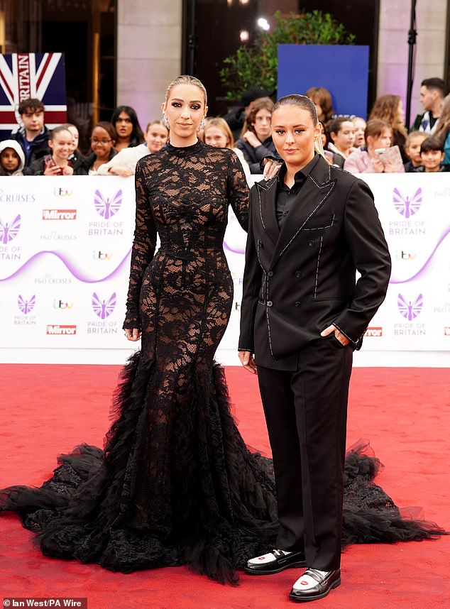 Chaotické hosťovanie žrebu Ligového pohára zo strany GK Barryho vyvoláva Žreb štvrťfinále a semifinále Subway League Cup sa vysielal naživo na TikTok, ktorý hostila influencerka GK Barry a jej priateľka Ella Rutherford, ktorá hrá za Portsmouth.