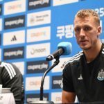 Eddie Howe a Dan Burn na predzápasovej tlačovej konferencii